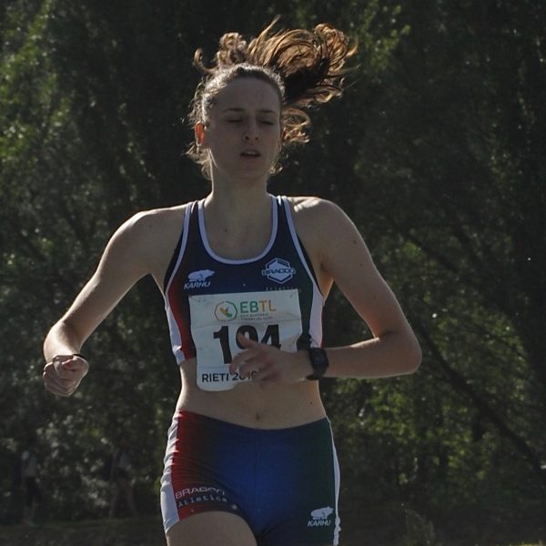 RIE 2553 2 600x600 - LAURA VOLA A BORAS!