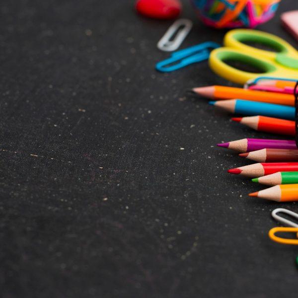 school supplies top view background chalkboard free space 73683 2217 600x600 - CREDITI SCOLASTICI: COME CHIEDERLI